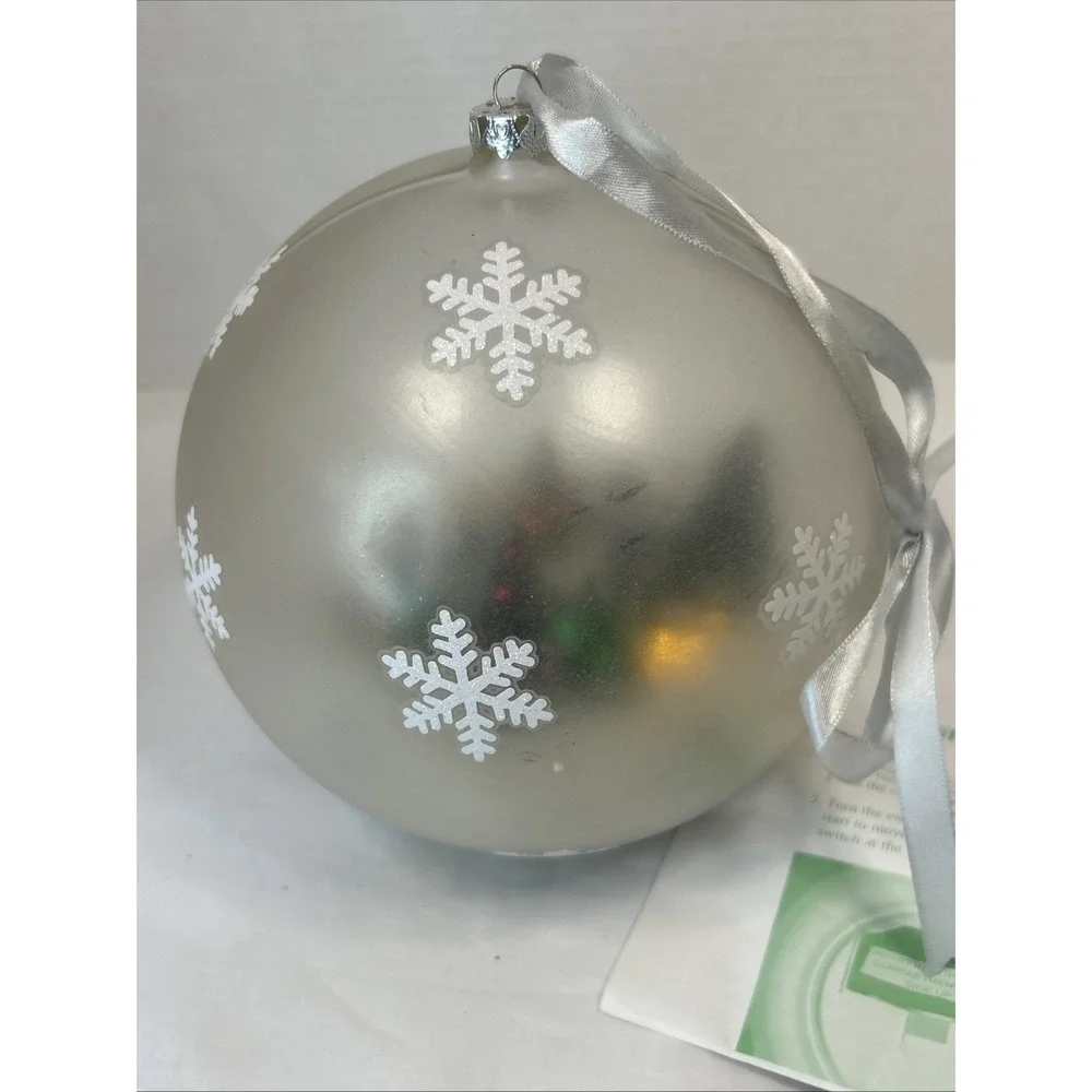 Mr. Christmas Jumbo Ornament White Village Skaters Animated Music 2007 Read